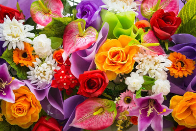 Associer des fleurs artificielles colorées pour une déco vibrante