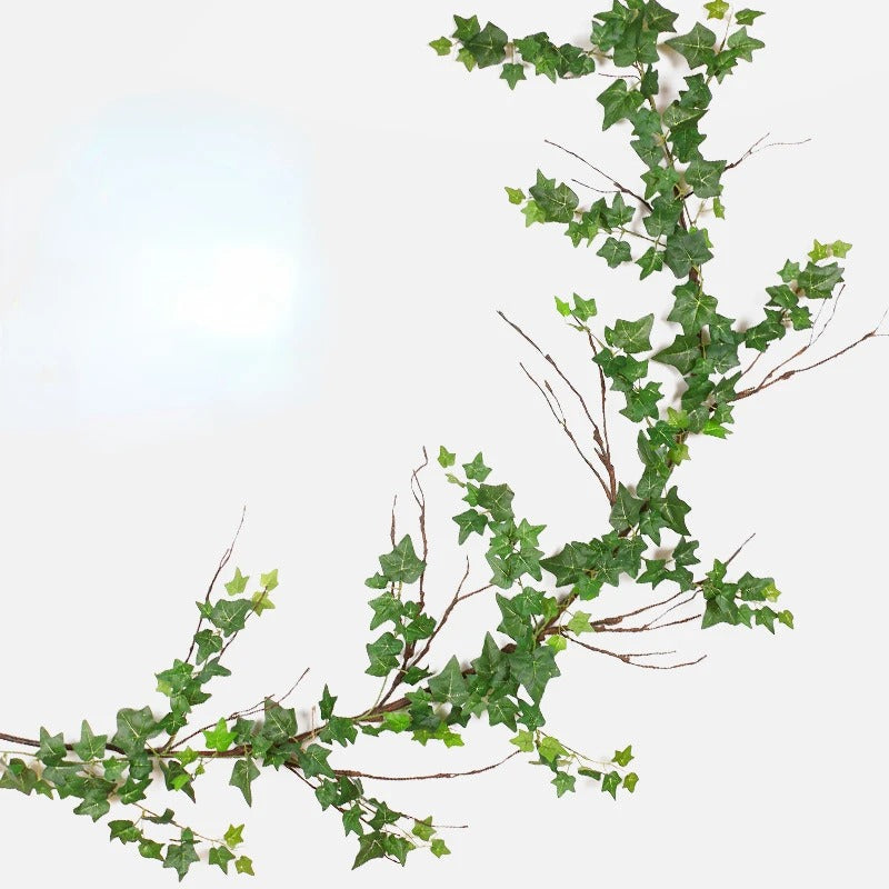 Liane artificielle en lierre ornant un mur floral – idée de décoration végétale chic