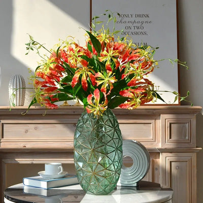 Lys Grimpant Artificiel Orange en Bouquet sur une table et dans un vase