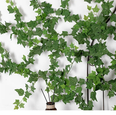 Zoom sur feuillage de lierre artificiel vert à nervures naturelles – 13 fourches souples